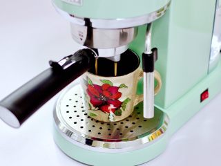 蜜豆椰奶冰果冰咖啡,咖啡机开始萃取咖啡。