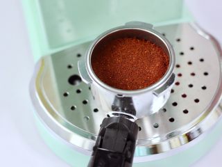 蜜豆椰奶冰果冰咖啡,把咖啡粉放入咖啡机的碗里。