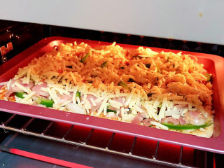 培根火腿披萨,将烤盘放入烤箱，180度烤20-25分钟。