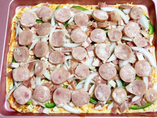 培根火腿披萨,再摆上一层火腿香肠。