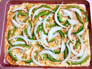 培根火腿披萨,将蔬菜摆放在披萨上。