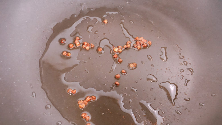 番茄牛腩煲,锅内热油，下蒜末，爆香。