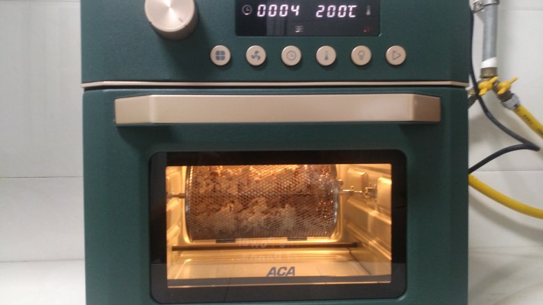 空气炸烤箱爆玉米花,放入200度预热五分钟以上的烤箱中。