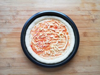 培根火腿披萨,在饼底涂上番茄酱，撒上一层马苏里拉芝士。