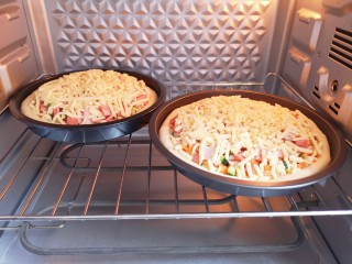 培根火腿披萨,送入预热好的烤箱。