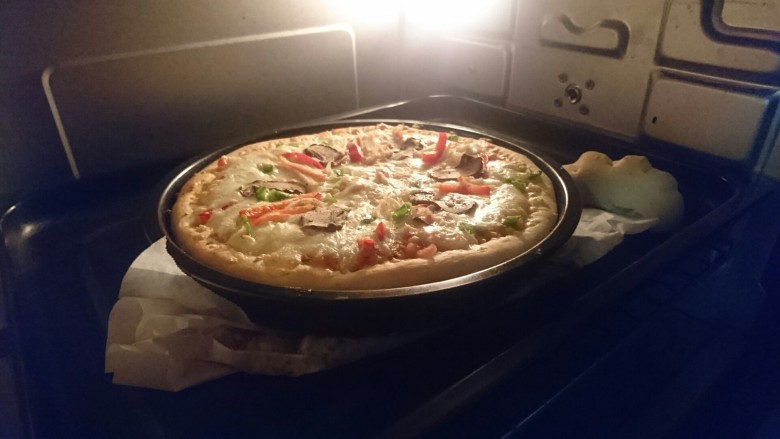 培根火腿披萨,上下火200°烤20分钟