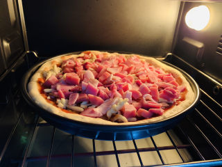 培根火腿披萨,烤箱预热，上下火220度，中层，烤15 分钟