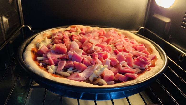 培根火腿披萨,烤箱预热，上下火220度，中层，烤15 分钟