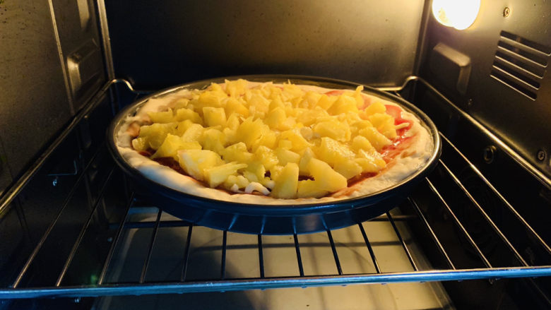 菠萝披萨,烤箱预热，上下火200度，中层，烤15分钟