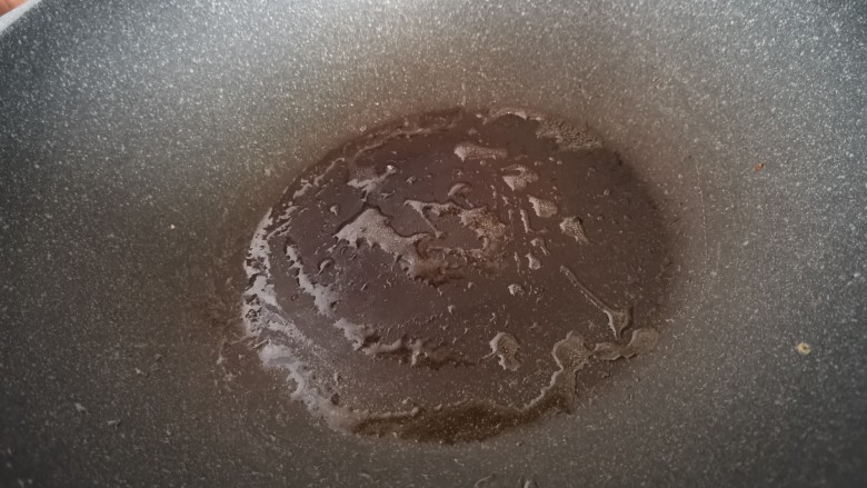 莴笋炒鸡蛋,炒锅烧热倒入少许的油防粘
