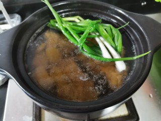 酸菜炖排骨,加入一勺，葱姜。