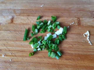 酸菜炖排骨,我们来切一点葱花作为点缀。