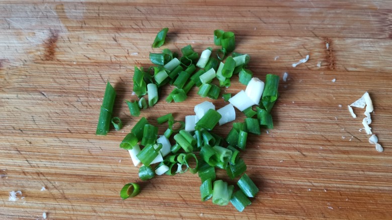 酸菜炖排骨,我们来切一点葱花作为点缀。
