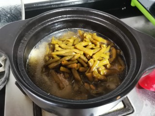 酸菜炖排骨,大火煮沸。