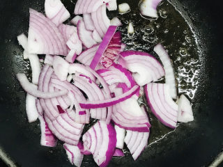杂蔬黑椒意面,热锅冷油放入洋葱。