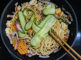 杂蔬黑椒意面,出锅前放入黄瓜片。