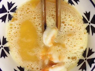 虾滑炒蛋,炒熟的虾仁直接放入蛋液中拌匀。