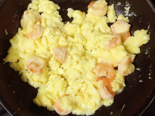 虾滑炒蛋,至蛋液基本凝固即可。