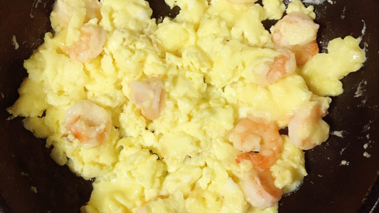 虾滑炒蛋,至蛋液基本凝固即可。