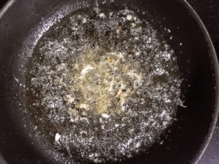 虾滑炒蛋,锅中留油
