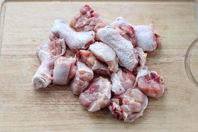 香菇焖鸡,<a style='color:red;display:inline-block;' href='/shicai/ 92'>鸡腿</a>洗净后斩成大小适中的块状，用鸡大腿或琵琶腿都可以。
