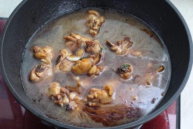 香菇焖鸡,添入清水没过锅中食材，加盖大火煮至沸腾。