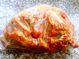 蒜香烤排骨,拌匀的猪排放入保鲜袋中放入冰箱冷藏24小时