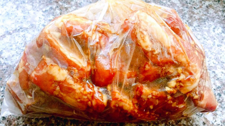 蒜香烤排骨,拌匀的猪排放入保鲜袋中放入冰箱冷藏24小时