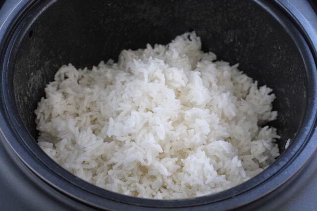 日式肥牛饭,米饭煮好后用饭铲翻动均匀，盖上盖子进入保温状态。