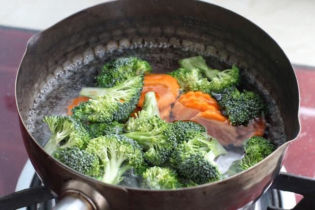 日式肥牛饭,锅中烧开水淋入少许食用油和一茶匙盐，放入西兰花和胡萝卜焯烫一、两分钟捞出备用。