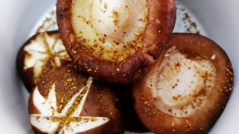 孜然烤香菇,放入半小勺盐，正反抹匀。