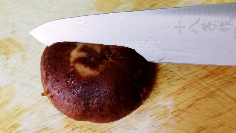 孜然烤香菇,香菇表面斜切，不切断。