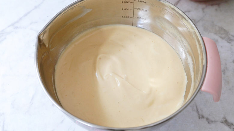 咖啡奶油蛋糕卷,翻拌或上下拌匀