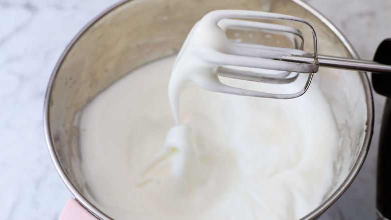 咖啡奶油蛋糕卷,提起打蛋器有大弯勾即可，称为蛋白霜