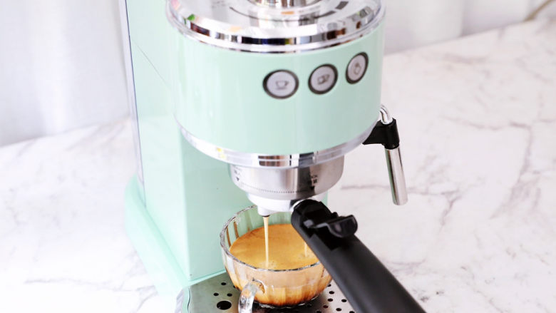 咖啡奶油蛋糕卷,首先先制作咖啡液，先把咖啡粉放入马克西姆意式咖啡机中，萃取咖啡后放凉备用