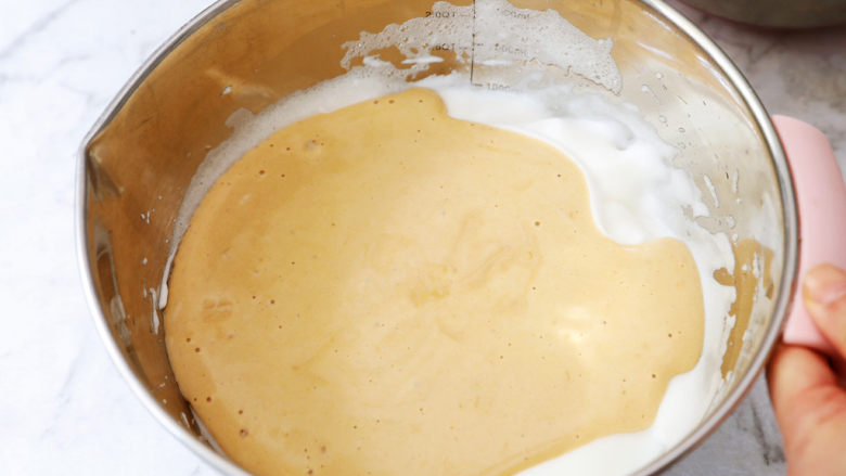 咖啡奶油蛋糕卷,再把拌匀的蛋黄糊倒回蛋白霜中