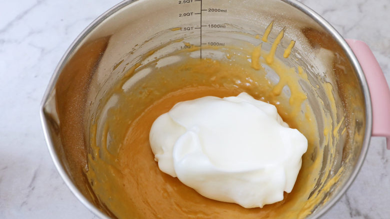 咖啡奶油蛋糕卷,把三分之一的蛋白霜加入蛋黄糊中，翻拌或都上下拌匀