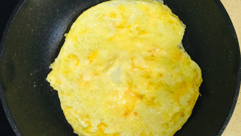 香肠炒蛋,翻过来继续将另一面煎至金黄色的鸡蛋饼