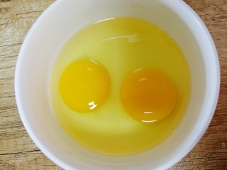 香肠炒蛋,鸡蛋2个。