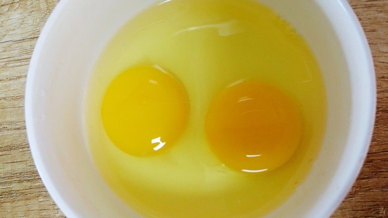 香肠炒蛋,鸡蛋2个。