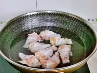新奥尔良烤鸡腿,冷水下锅焯水，大火烧开后煮2分钟捞出，冷水反复冲洗，将鸡腿上的杂质冲洗干净。