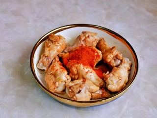 新奥尔良烤鸡腿,最后加入奥尔良烤翅料，酱可以根据个人口味增减。