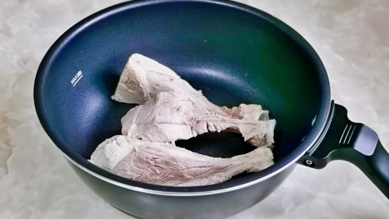 冬瓜薏米排骨汤,把处理好的排骨放入锅中。