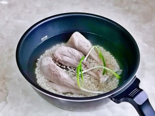 冬瓜薏米排骨汤,加入纯净水与小葱。