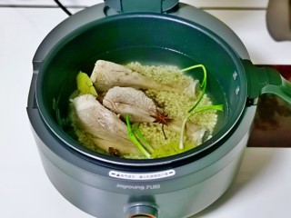 冬瓜薏米排骨汤,将锅放回炒菜机中。