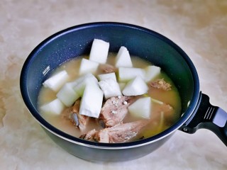 冬瓜薏米排骨汤,30分钟后加入切好的冬瓜。