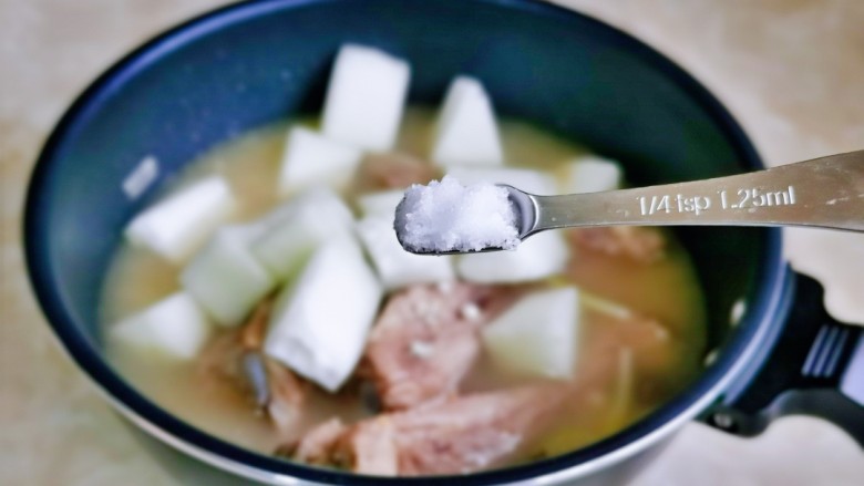 冬瓜薏米排骨汤,按个人口味加入盐，再把冬瓜煮熟即可断电。