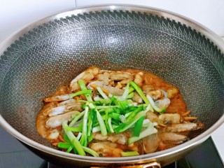 爆炒蛏子,大火翻炒至浓稠，加入切好的韭菜，翻炒均匀即可关火出锅。
