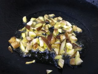 香肠炒蛋,热锅倒入适量玉米油，油热放入香菇丁文火炒香。