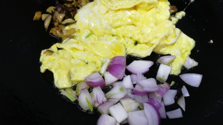 香肠炒蛋,蛋液凝固铲子划散，放入圆葱丁。